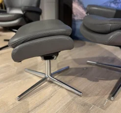 Relaxsessel Rome Mit Hohem Rücken Leder Cori Grey GrauGestell Cross Aluminium Chrom Inklusive Hocker