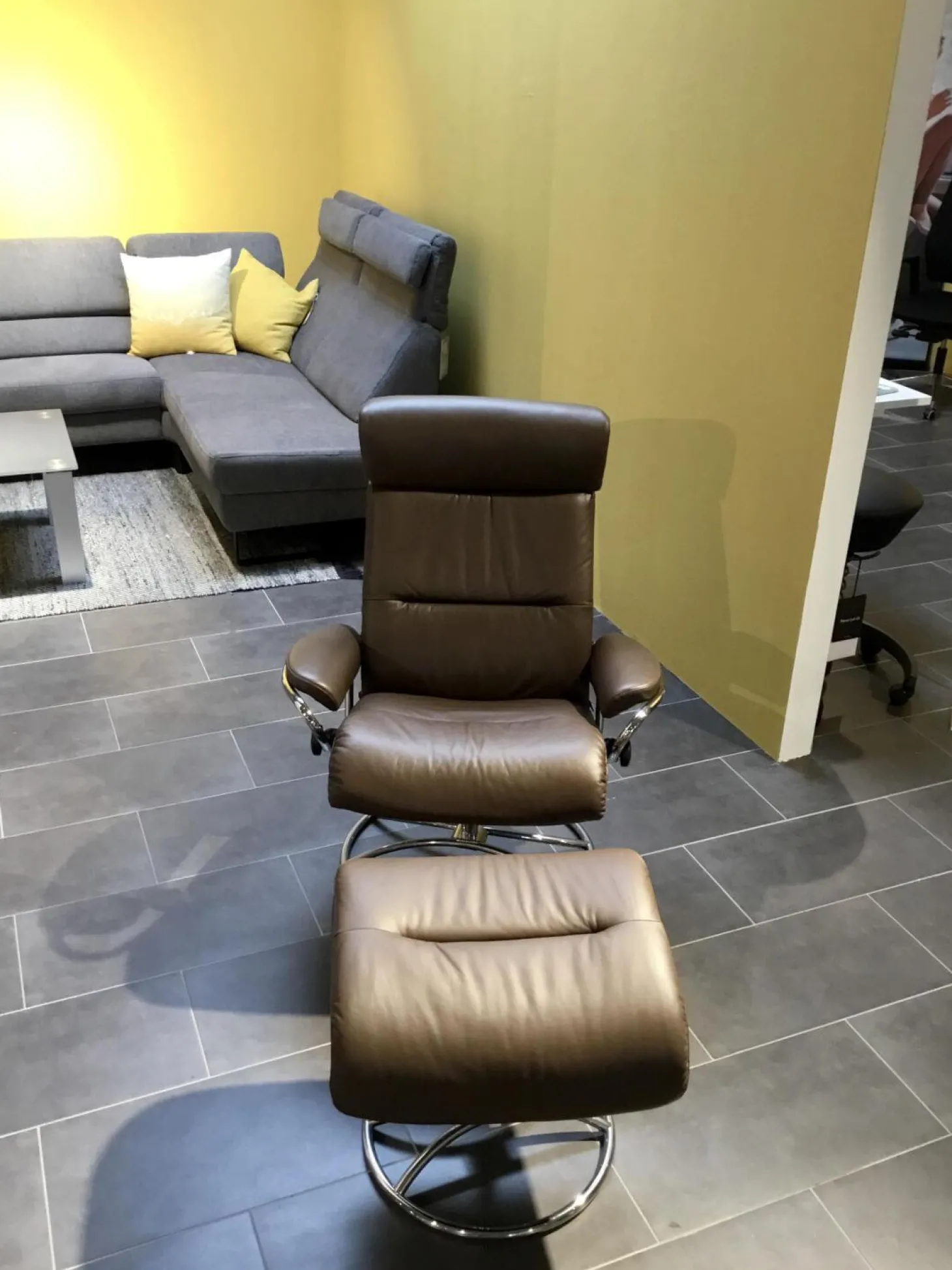 Relaxsessel Tokyo High Base Leder Paloma 88 Chestnut Braun Gestell Metall 40 Chrom Inklusive Hocker