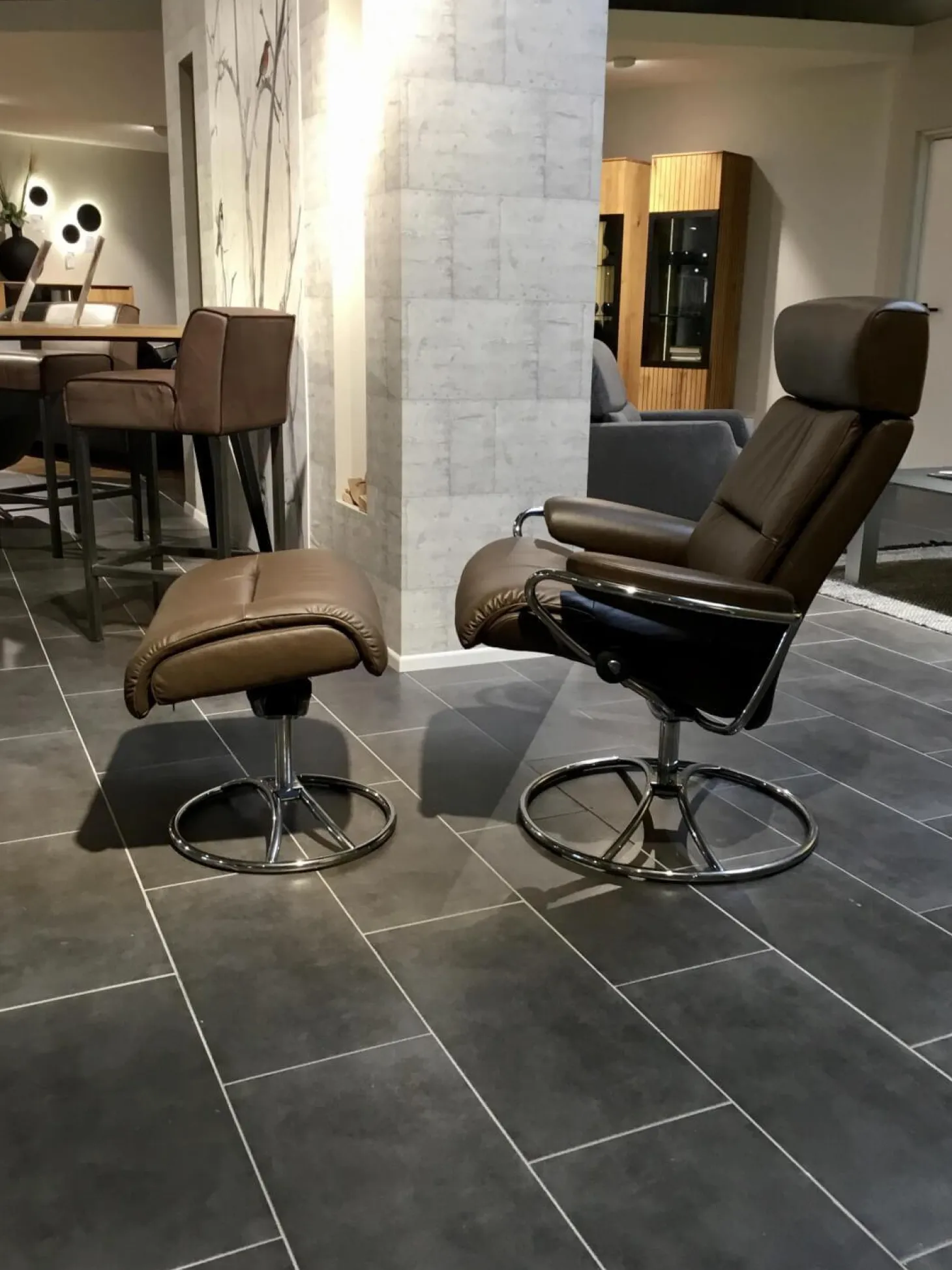 Relaxsessel Tokyo High Base Leder Paloma 88 Chestnut Braun Gestell Metall 40 Chrom Inklusive Hocker