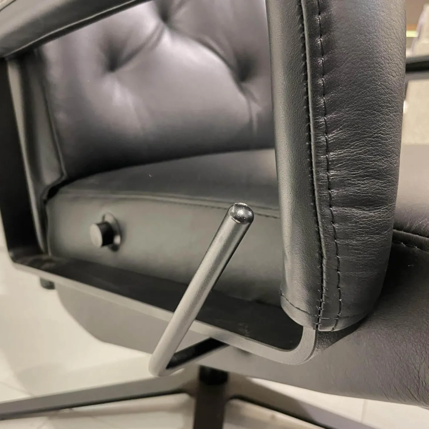 Relaxsessel WK 682 Flori Leder 40 Royal 100 Gestell Schwarz Pulverbeschichtet