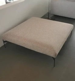 Saké Hocker Stoff Liseo Cat. Lusso Braun Gestell Hartzinn Lackiert