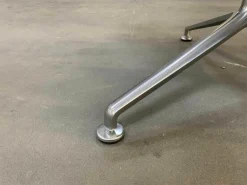 Schalensessel FK Leder Congress Rot Außenschale Weiß Lackiert Gestell Aluminium