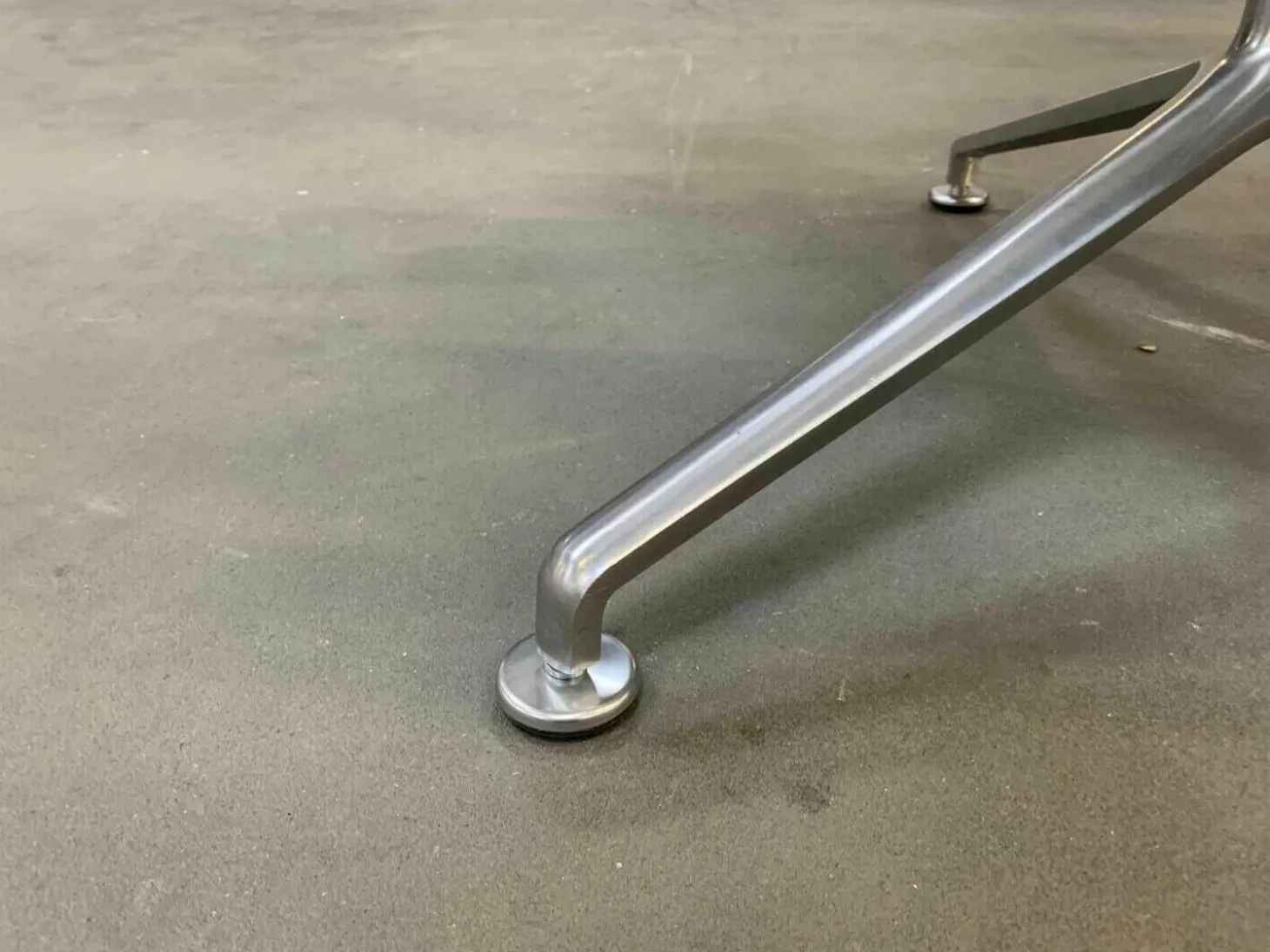 Schalensessel FK Leder Congress Rot Außenschale Weiß Lackiert Gestell Aluminium