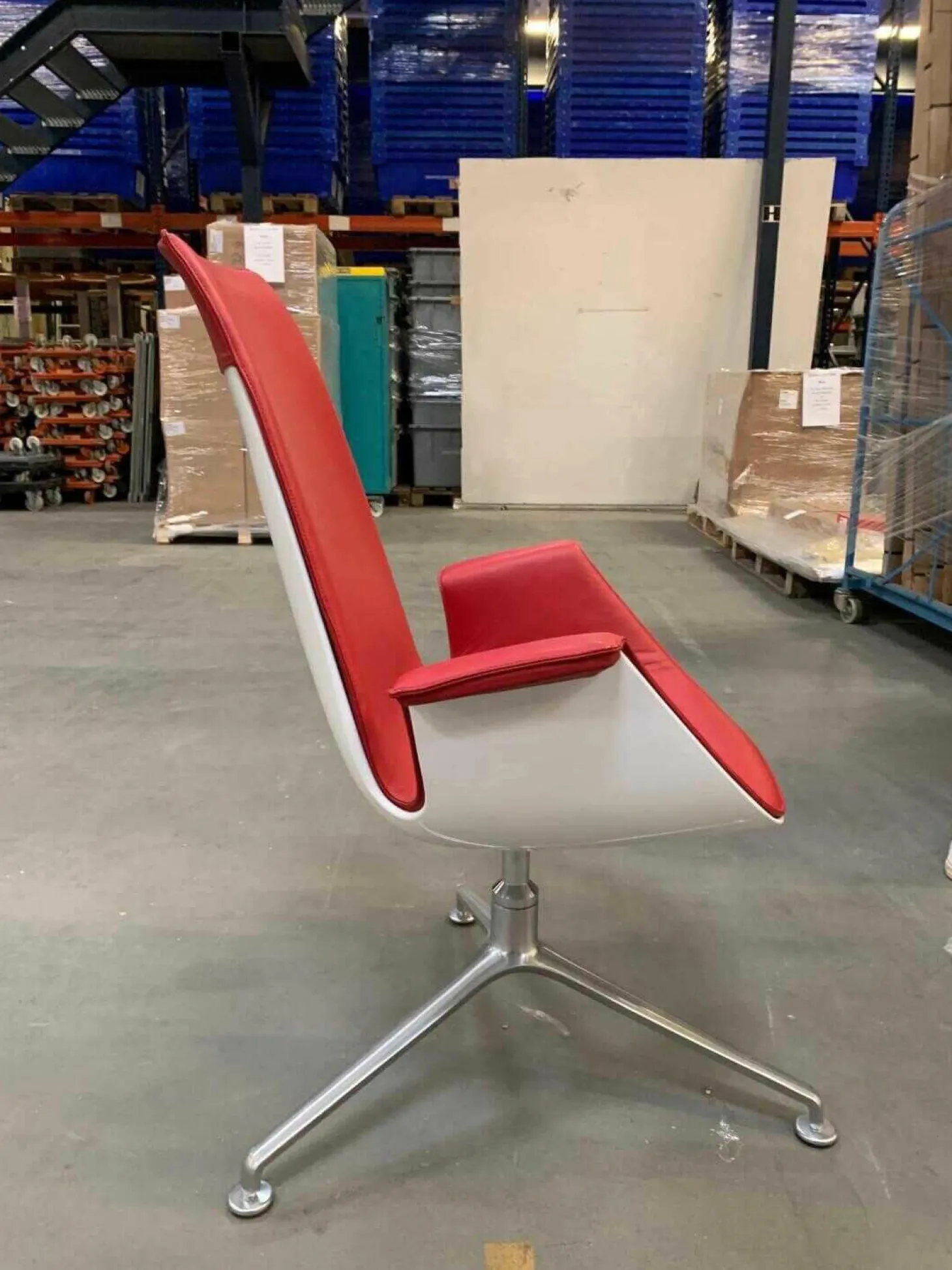 Schalensessel FK Leder Congress Rot Außenschale Weiß Lackiert Gestell Aluminium