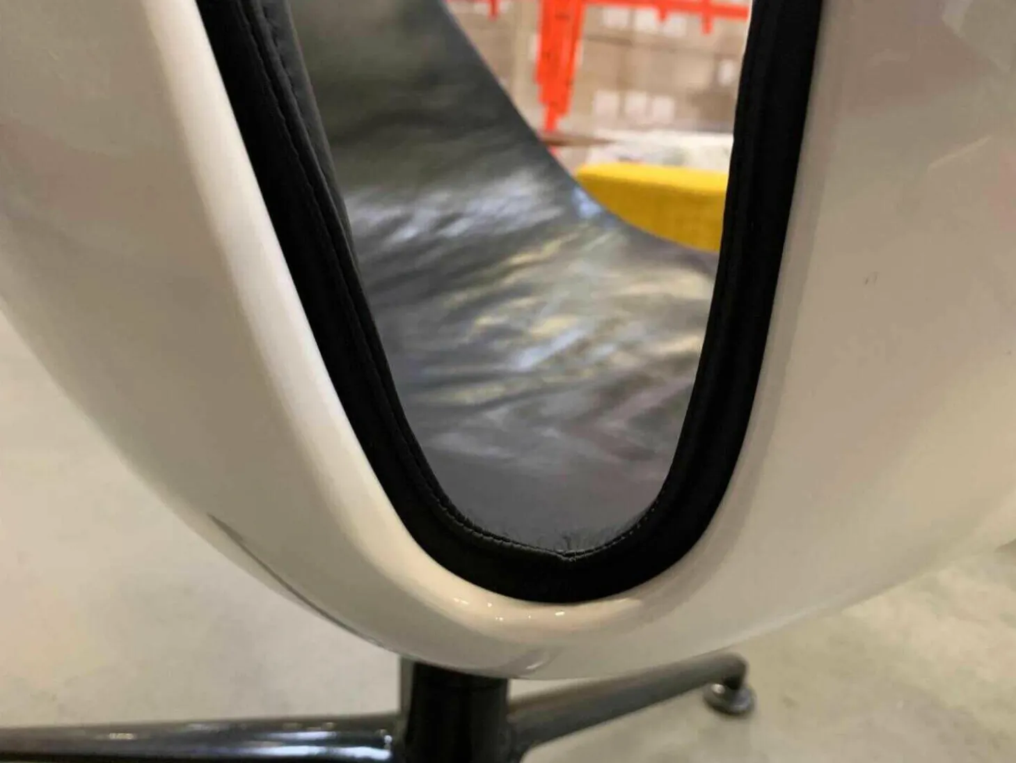 Schalensessel FK Leder Schwarz Schale Weiß Gestell Aluminium Poliert