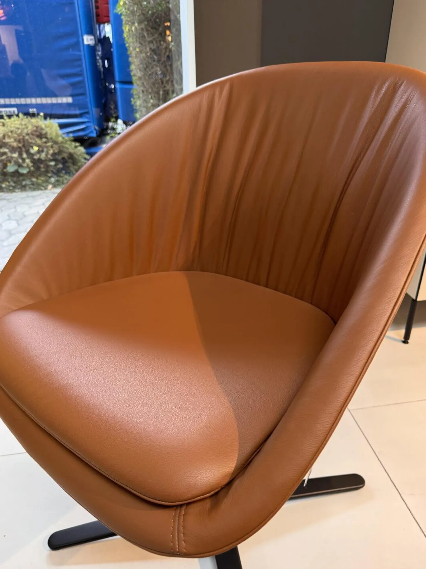 Schalenstuhl Dan Leder 662 Braun Kreuzgestell Schwarz Mit Kissen Drehbar