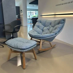Schaukelstuhl MBrace Geflecht Baltic Blau Grau Sitzfläche Stoff MARnori Blau Grau Gestell Teak Mit Hocker