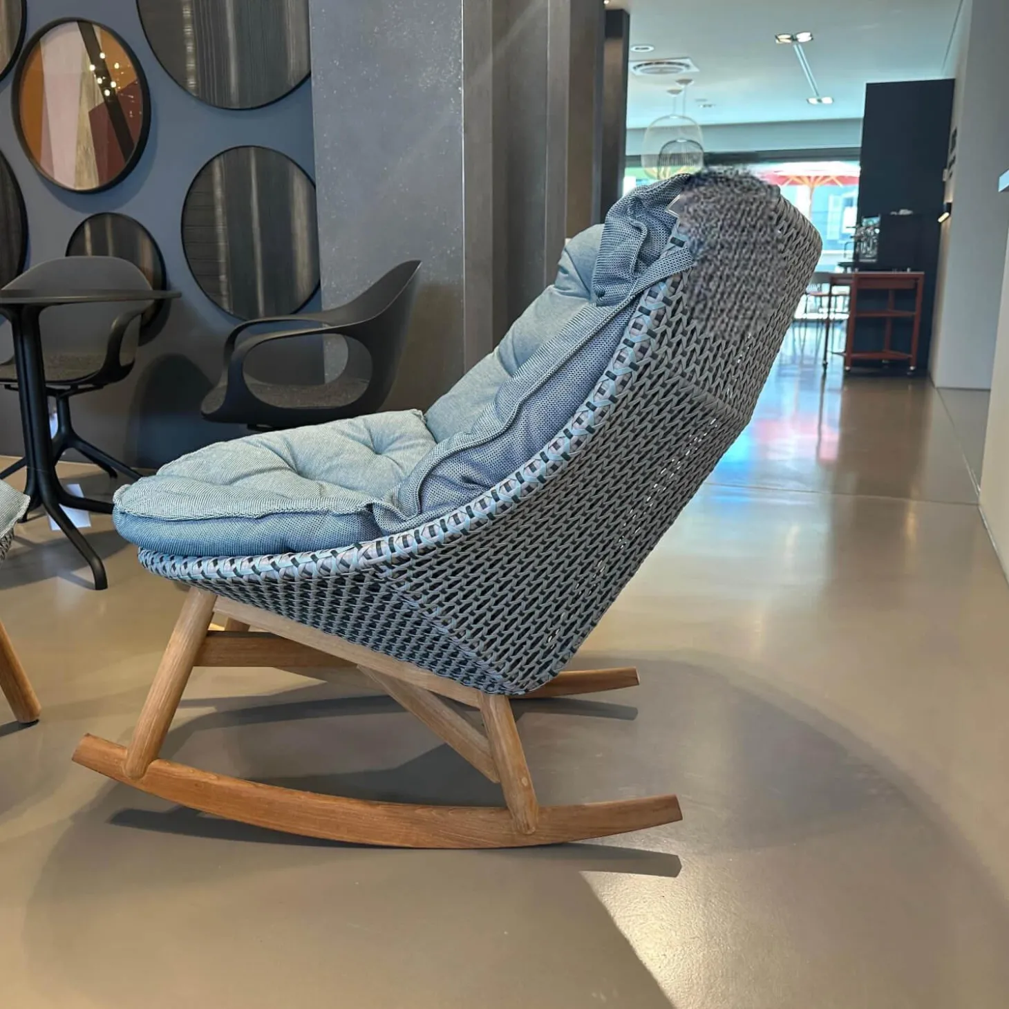 Schaukelstuhl MBrace Geflecht Baltic Blau Grau Sitzfläche Stoff MARnori Blau Grau Gestell Teak Mit Hocker