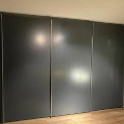 Schiebetürenschrank Collect Korpus Lack M21 Anthrazit Innen Lack M23 Muschel Beige