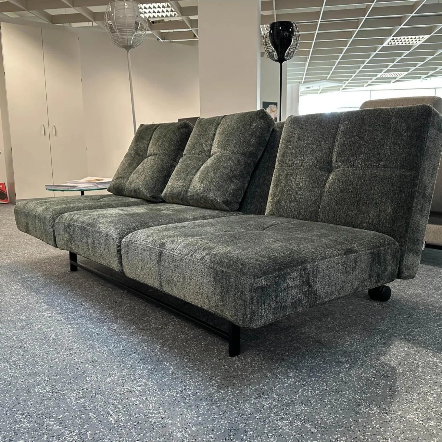 Schlafsofa Cross Over Stoff 4401 35 Grün Gestell Metall Schwarz Pulverbeschichtet Mit Rollen Hinten Inklusive Kissen