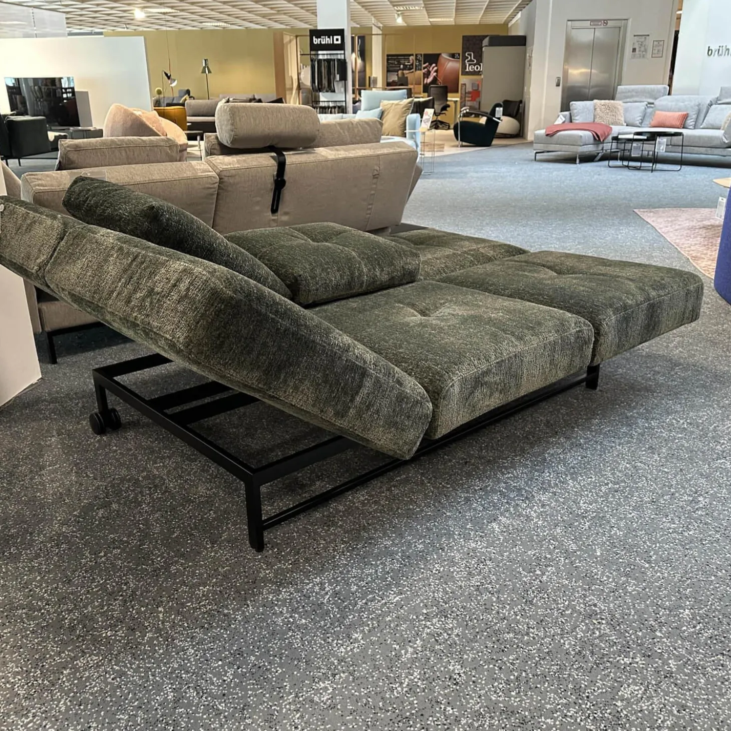 Schlafsofa Cross Over Stoff 4401 35 Grün Gestell Metall Schwarz Pulverbeschichtet Mit Rollen Hinten Inklusive Kissen
