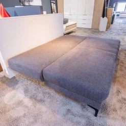 Schlafsofa Genua Bezug Stoff Alpha Anthrazit Fuß Metall Schwarz Matt Mit Dekokissen