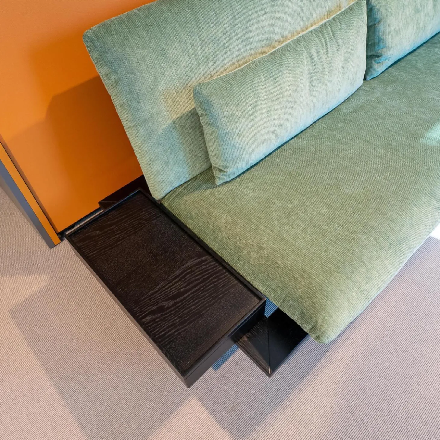 Schlafsofa Veda Stoff Pesaro Kat. D Schilf Cort Grün mit 2 Kissen