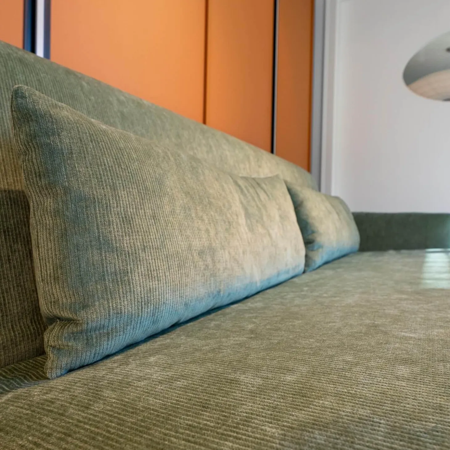 Schlafsofa Veda Stoff Pesaro Kat. D Schilf Cort Grün mit 2 Kissen