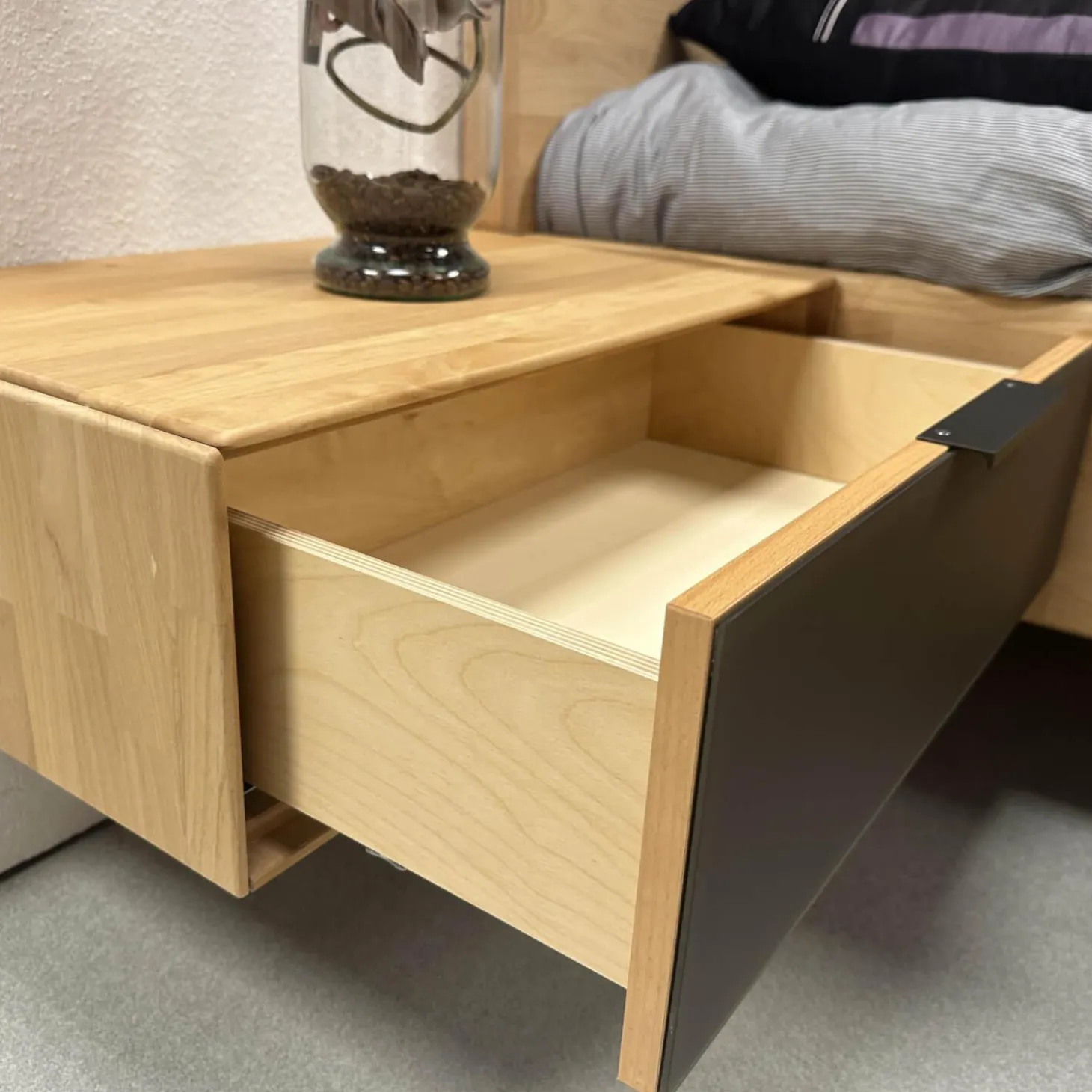 Schlafzimmer WSM 4400 Kanadische Erle Massiv Natur Akzent Fronten Mattglas Cubanit Schwarz