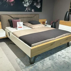 Schlafzimmereinrichtung Jovanna Lack Weiß Wildeiche Massiv Füße Metall