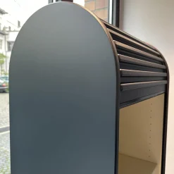 Schmaler Schrank Cabinet A´Dammer Duotone Storm Vanilla mit Rolladentür