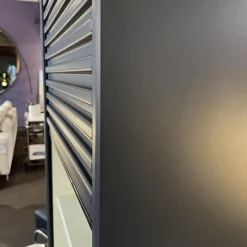 Schmaler Schrank Cabinet A´Dammer Duotone Storm Vanilla mit Rolladentür