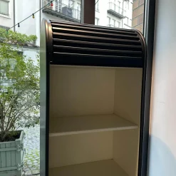 Schmaler Schrank Cabinet A´Dammer Duotone Storm Vanilla mit Rolladentür