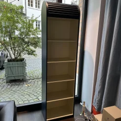 Schmaler Schrank Cabinet A´Dammer Duotone Storm Vanilla mit Rolladentür