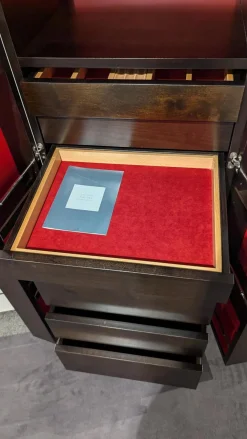 Schrank 7021 Massivholz 45 Sepia Dunkelbraun Akzente Glas