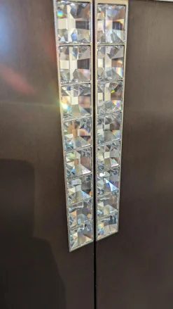 Schrank 7021 Massivholz 45 Sepia Dunkelbraun Akzente Glas