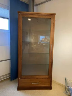 Schrank Colonia 2011 Small Nussbaum Satiniertes Glas