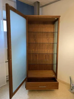 Schrank Colonia 2011 Small Nussbaum Satiniertes Glas