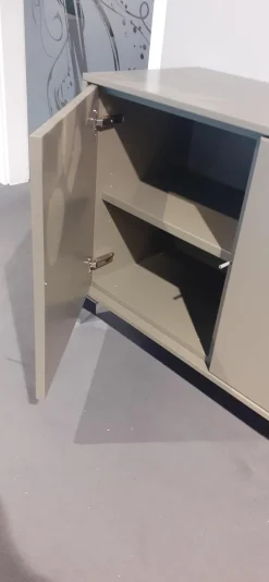 Schrank Deviso Lack Matt Olivegrau Winkelfüße Chrom Glänzend