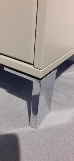 Schrank Deviso Lack Matt Olivegrau Winkelfüße Chrom Glänzend