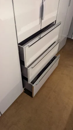 Schrank Horizont 110 Front Glas G71 Seidengrau Grau Weiß Korpus Polarweiß Weiß Innen Leinenoptik Twist