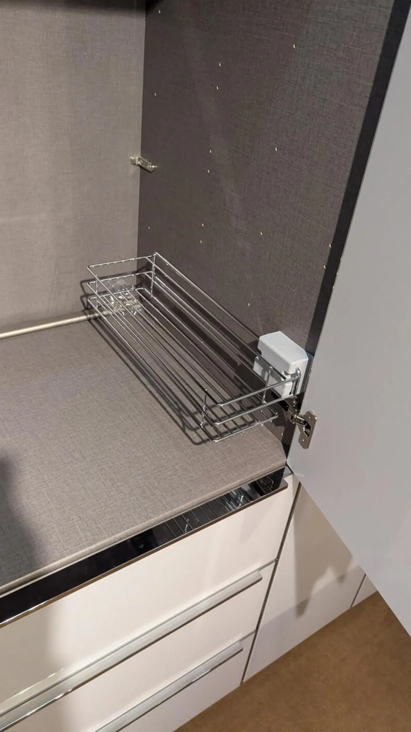 Schrank Horizont 110 Front Glas G71 Seidengrau Grau Weiß Korpus Polarweiß Weiß Innen Leinenoptik Twist