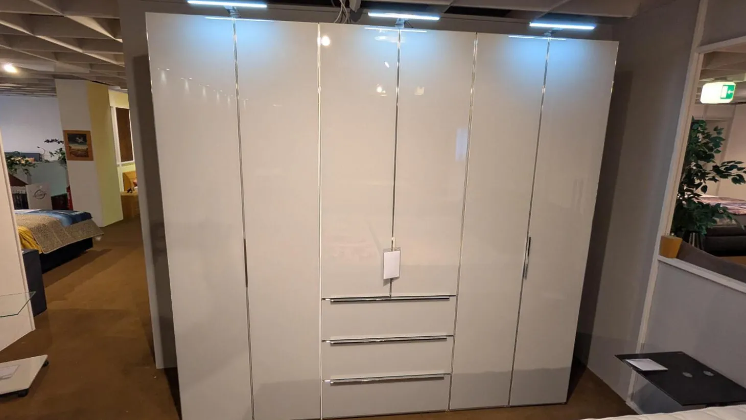 Schrank Horizont 110 Front Glas G71 Seidengrau Grau Weiß Korpus Polarweiß Weiß Innen Leinenoptik Twist