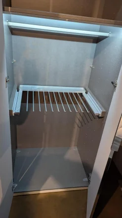 Schrank Horizont 110 Front Glas G71 Seidengrau Grau Weiß Korpus Polarweiß Weiß Innen Leinenoptik Twist