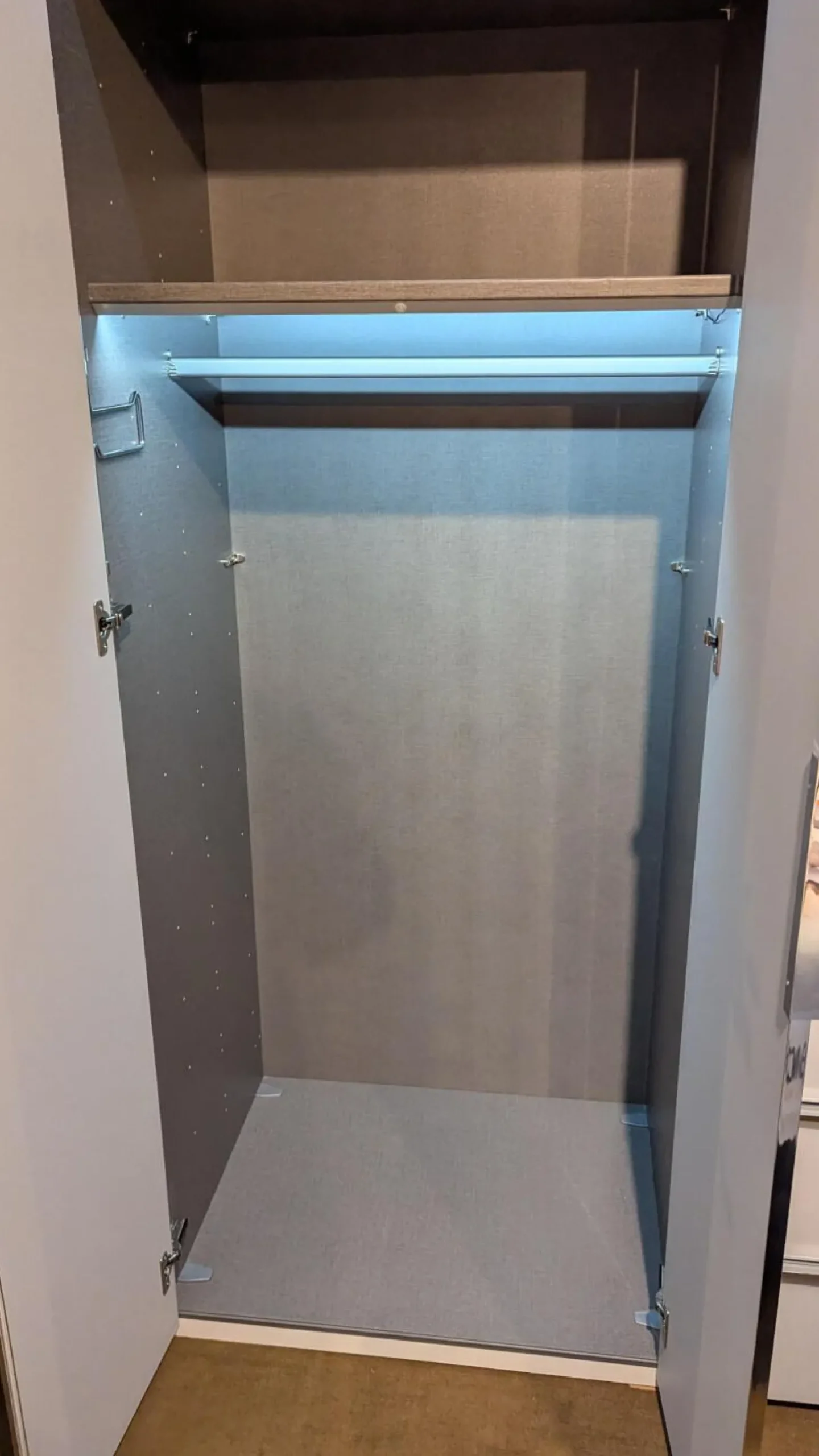 Schrank Horizont 110 Front Glas G71 Seidengrau Grau Weiß Korpus Polarweiß Weiß Innen Leinenoptik Twist