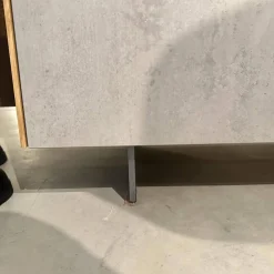 Schrank Kera Front Keramik Beton Silk Grau Korpus Knorrige Eiche Natur Geölt Gestell Metall Schwarz Lackiert