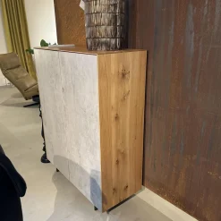 Schrank Kera Front Keramik Beton Silk Grau Korpus Knorrige Eiche Natur Geölt Gestell Metall Schwarz Lackiert