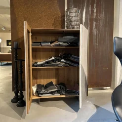 Schrank Kera Front Keramik Beton Silk Grau Korpus Knorrige Eiche Natur Geölt Gestell Metall Schwarz Lackiert