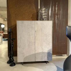 Schrank Kera Front Keramik Beton Silk Grau Korpus Knorrige Eiche Natur Geölt Gestell Metall Schwarz Lackiert