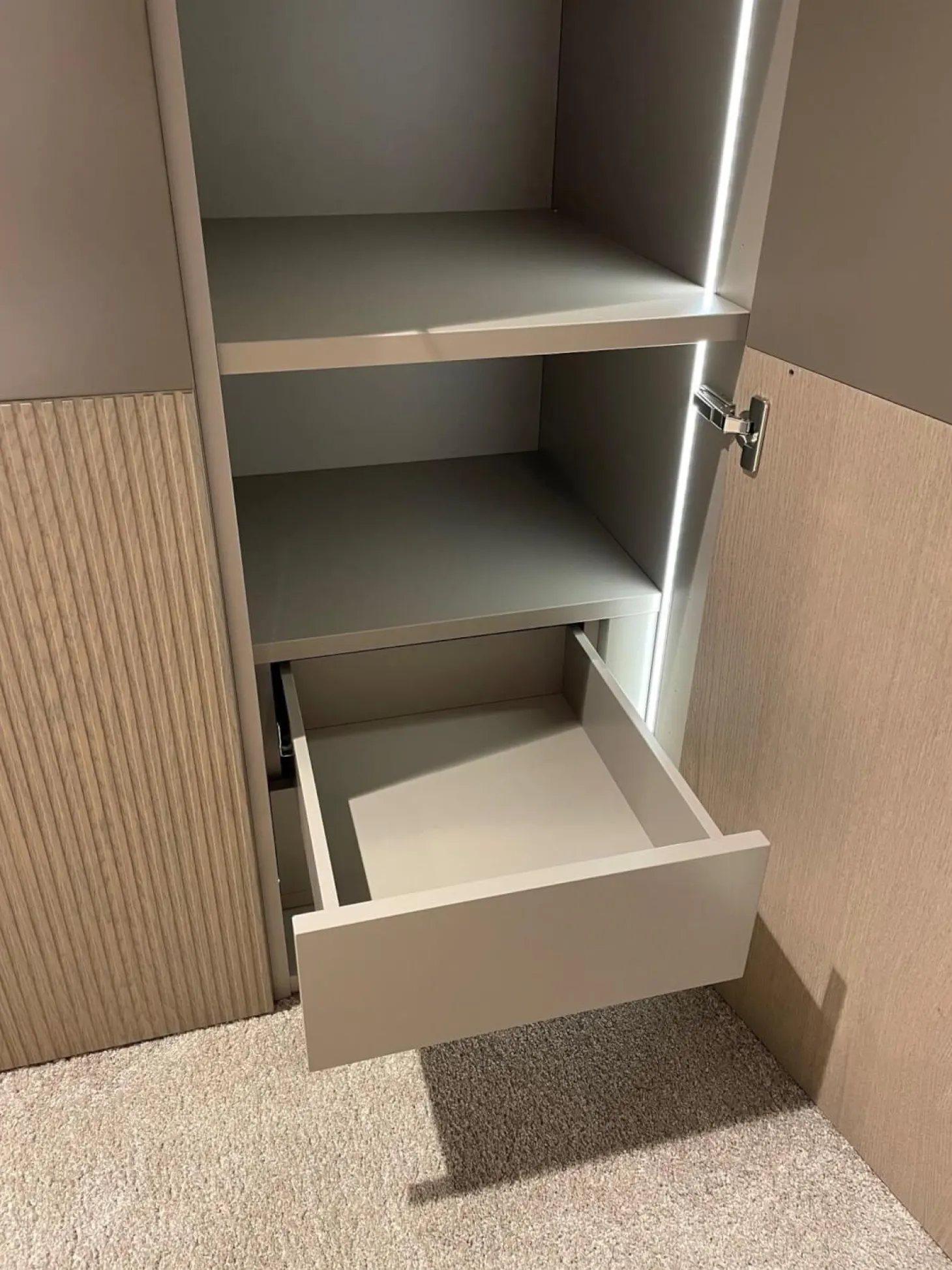 Schrank Miria Fronten Glattlack Sienna 465 Eiche Sahara 129 Geriffelt mit Beleuchtung