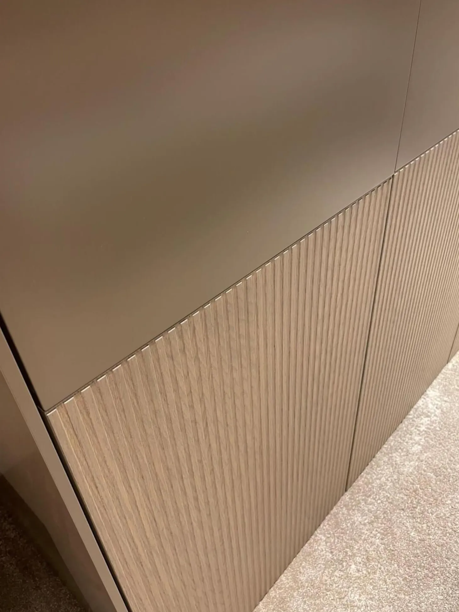 Schrank Miria Fronten Glattlack Sienna 465 Eiche Sahara 129 Geriffelt mit Beleuchtung