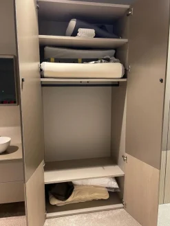 Schrank Miria Fronten Glattlack Sienna 465 Eiche Sahara 129 Geriffelt mit Beleuchtung