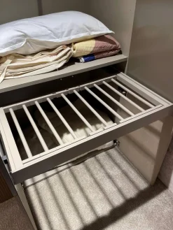 Schrank Miria Fronten Glattlack Sienna 465 Eiche Sahara 129 Geriffelt mit Beleuchtung