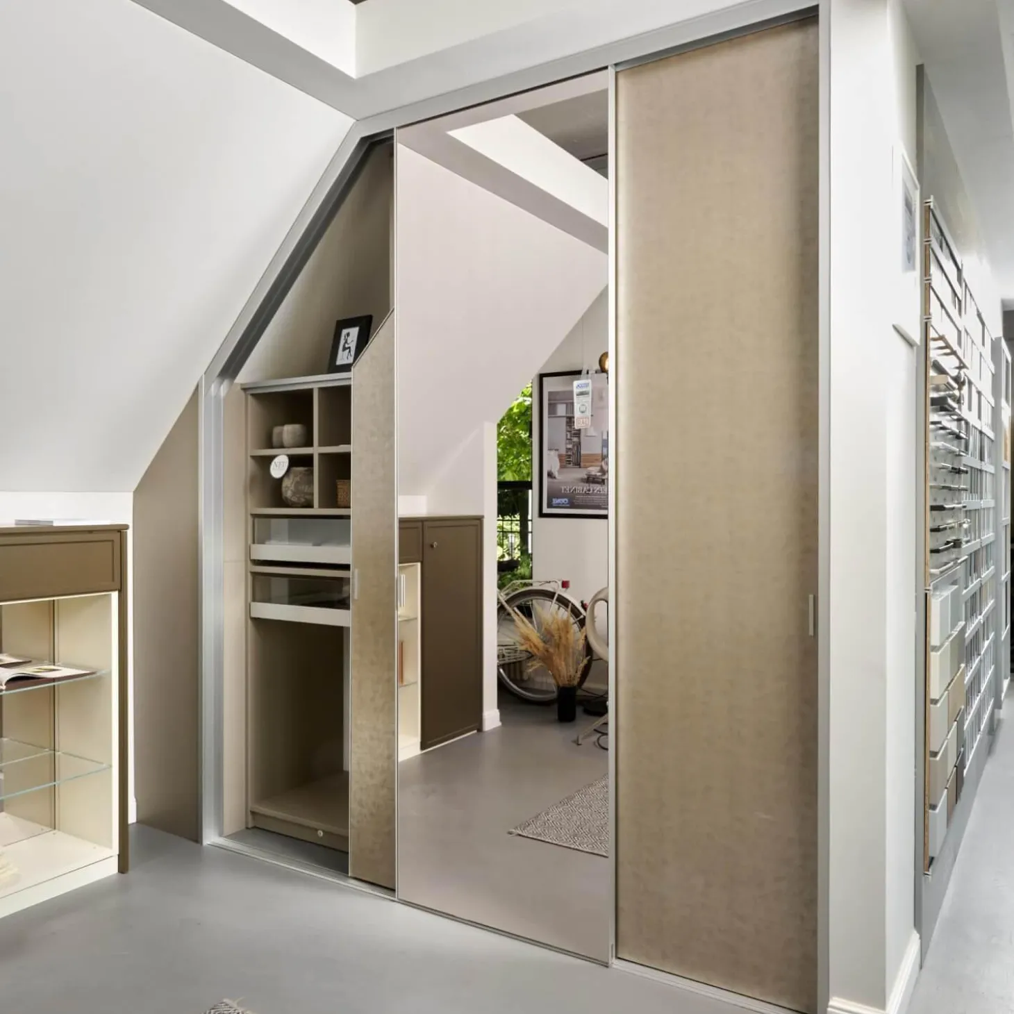 Schrank Mit Dachschräge Profil Plano Alusilber Innensystem Terrastruktur Inklusive Spiegel