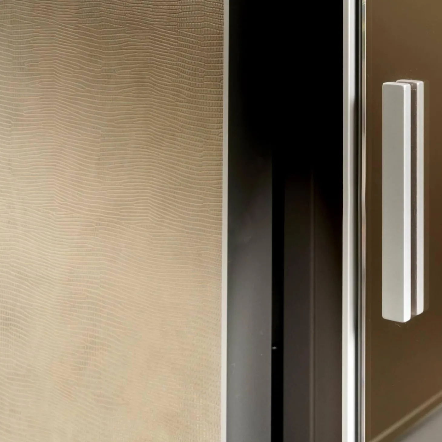 Schrank Mit Dachschräge Profil Plano Alusilber Innensystem Terrastruktur Inklusive Spiegel