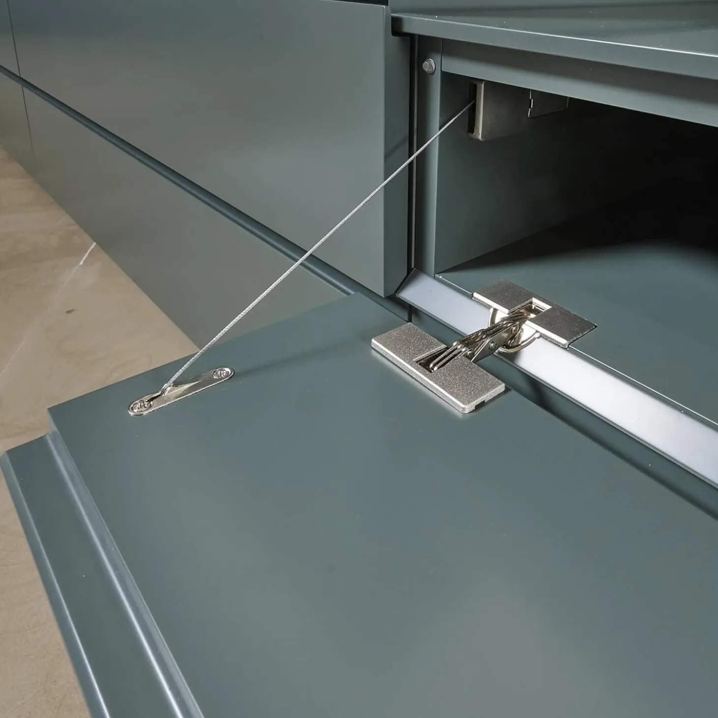 Schrank Sideboard Cube Bold Lack Bahia Mit Iilu Regalen Lack Bahia Und Lack Laguna Blau