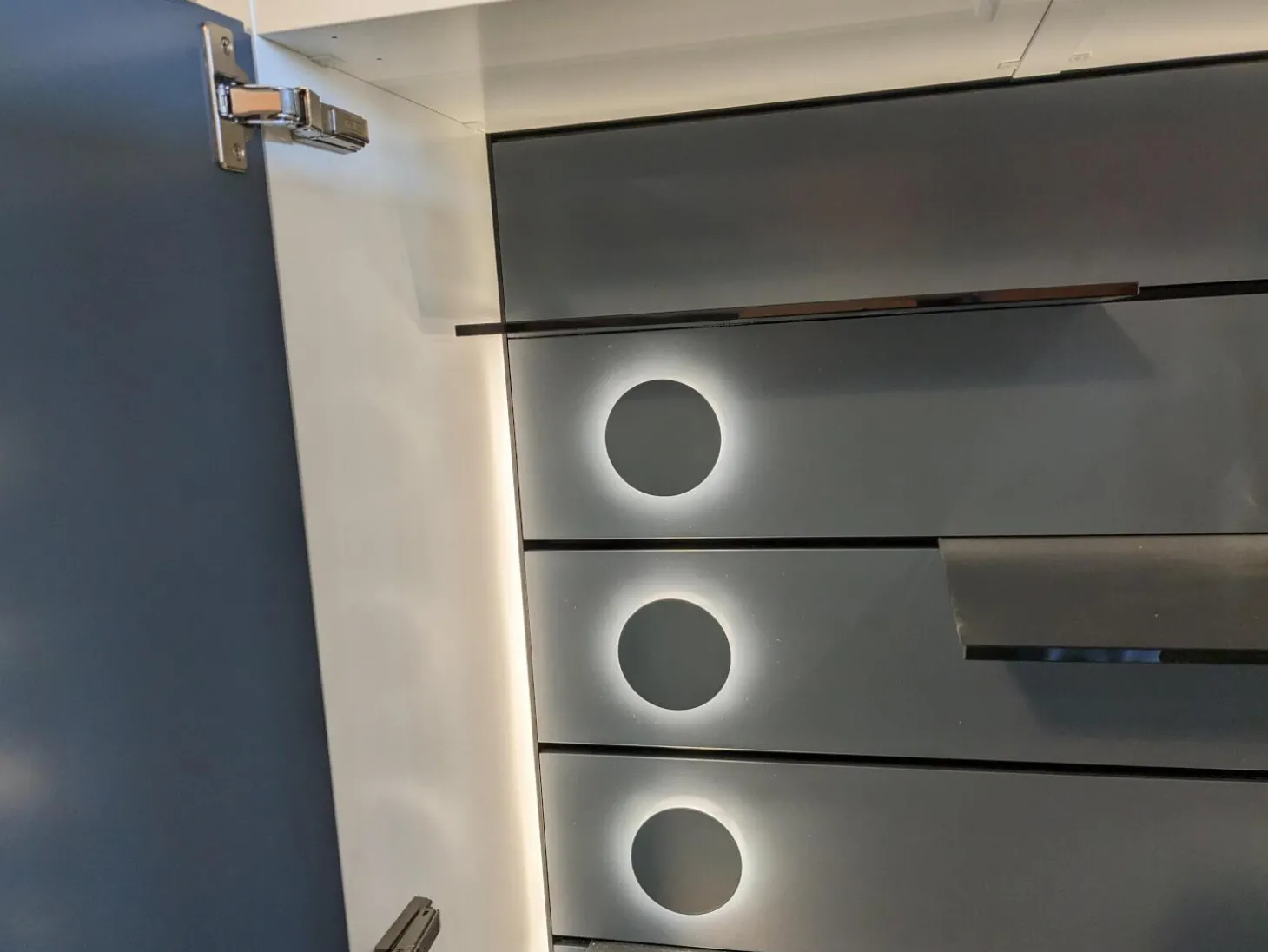 Schrank Studimo Klarglas Optiwhite Graphit Korpus Schneeweiß M03