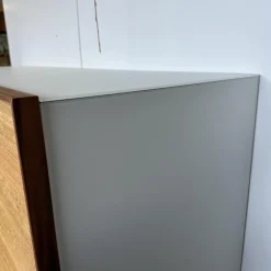 Schrank Tratum Mittel Knorrige Eiche Natur Geölt Glas 9010 Weiß Matt Mit Lamellenfronten