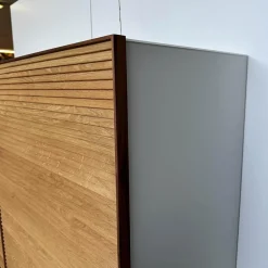 Schrank Tratum Mittel Knorrige Eiche Natur Geölt Glas 9010 Weiß Matt Mit Lamellenfronten