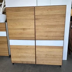 Schrank Tratum Mittel Knorrige Eiche Natur Geölt Glas 9010 Weiß Matt Mit Lamellenfronten